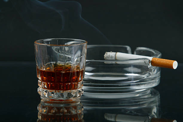 रोजाना शराब और धूम्रपान करना (drinking alcohol and smoking regularly)  